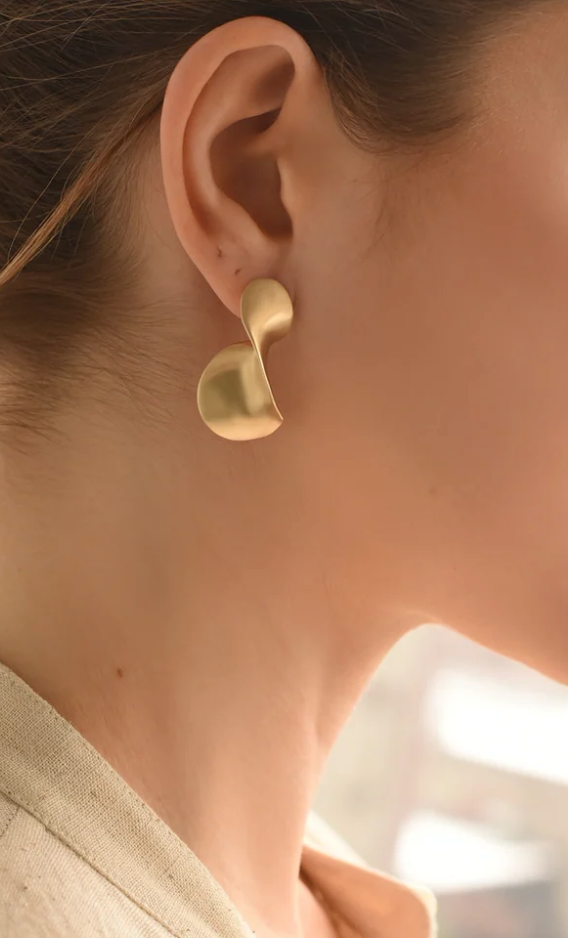 8.6.4 | Brass Wavy Studs