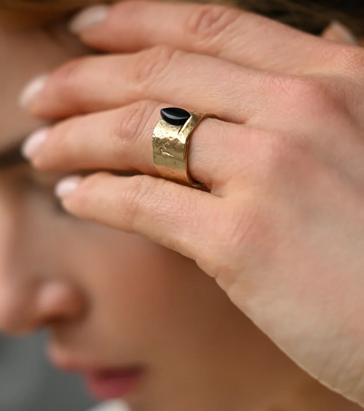 8.6.4 | Black Onyx Ring in Brass RI-BO-01