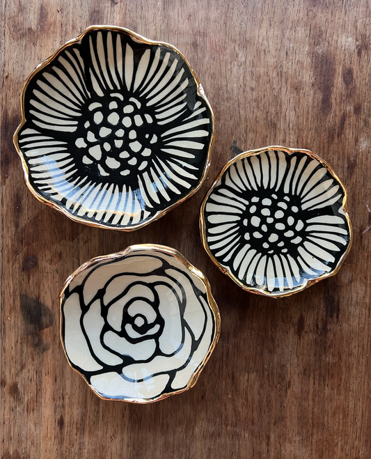 HSIEH CLAY | 4" Handmade Flower-Shaped Ceramic Dish - 22K Gold Accents