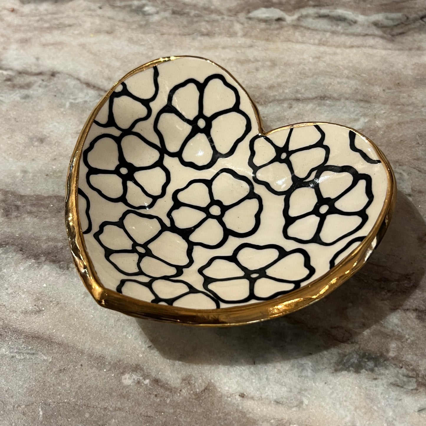 HSIEH CLAY | Handmade Heart-Shaped Floral 22K Gold Catchall Jewelry Dish