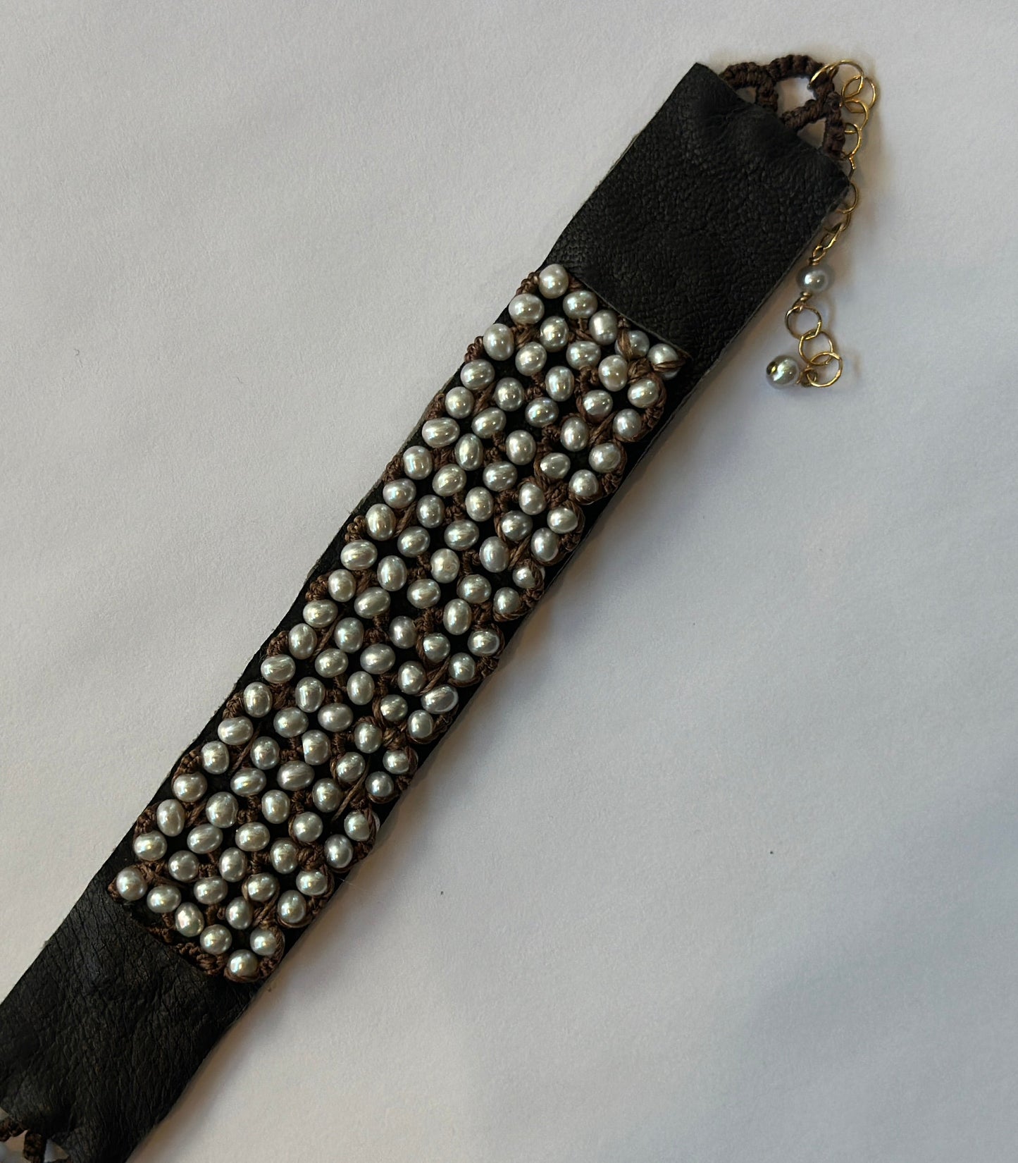 DANIELLE WELMOND |  Bracelet of Silver Pearls on Brown Leather