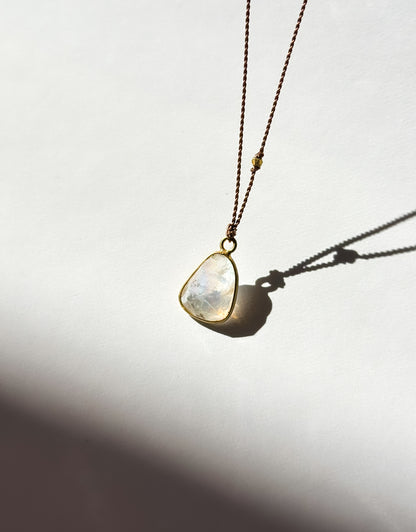 MARGARET SOLOW | Rainbow Moonstone 18k Necklace