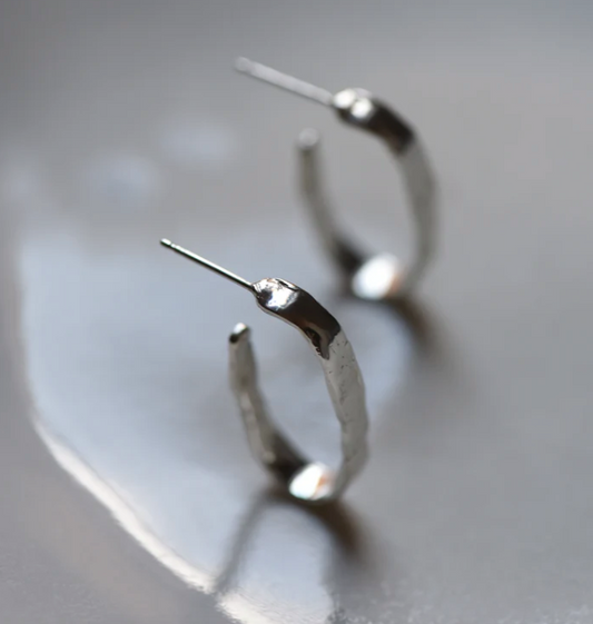 8.6.4 | Textured Oval Hoop Stud