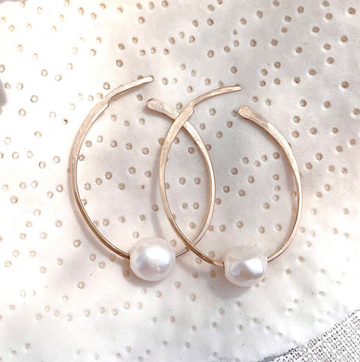 ROBIN HALEY | 14K gold filled hammered hoop with grey pearl