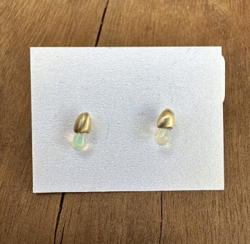 8.6.4 | Brass Studs, Opal