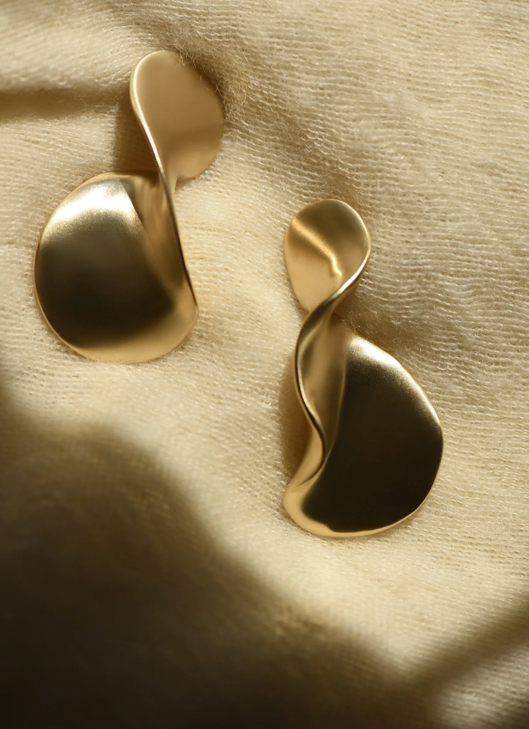 8.6.4 | Brass Wavy Studs