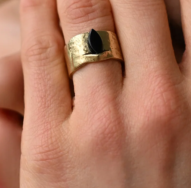 8.6.4 | Black Onyx Ring in Brass RI-BO-01