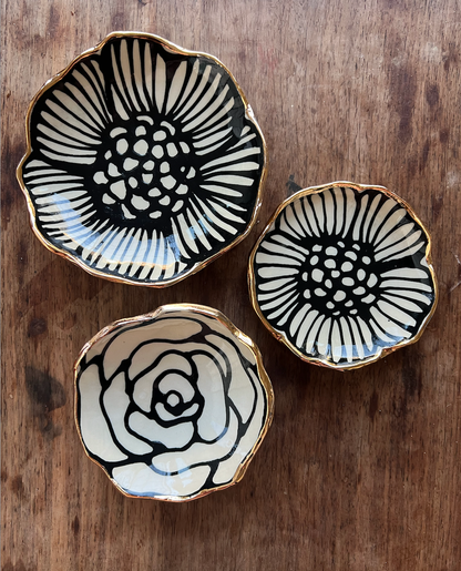 HSIEH CLAY | 4" Handmade Flower-Shaped Ceramic Dish - 22K Gold Accents