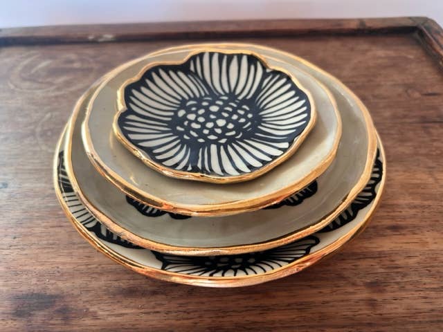 HSIEH CLAY | 4" Handmade Flower-Shaped Ceramic Dish - 22K Gold Accents